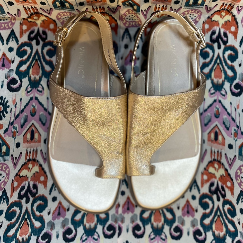 Gold leather slingback toe loop flat sandals Vionic Ella 7 WIDE